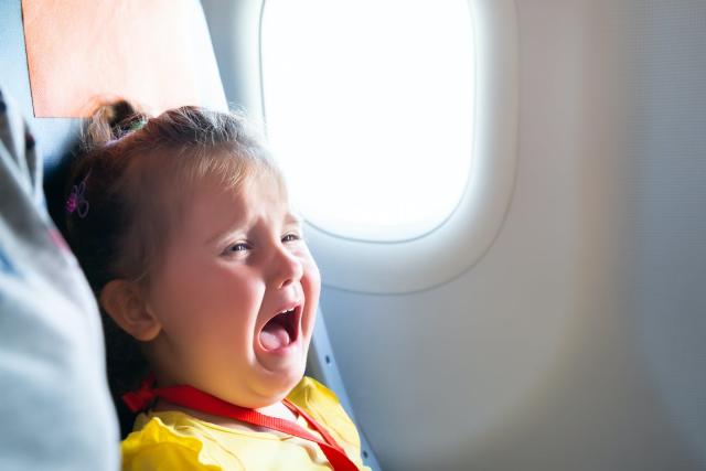 A bout de nerfs à cause d'un enfant qui pleure dans l'avion, un homme brise  un hublot