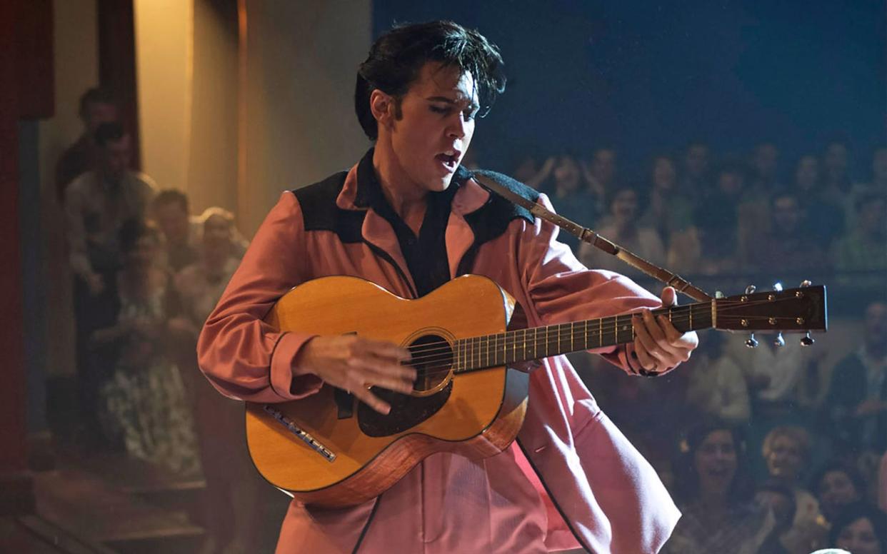 Im Musiker-Biopic "Elvis" schwingt Austin Butler als "King of Rock'n'Roll" die Hüften. (Bild: Hugh Stewart / Warner Bros.)
