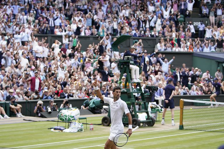 El serbio Novak Djokovic celebra ganar un punto en contra durante el partido final masculino individual contra el italiano Matteo Berrettini en el día trece del Campeonato de Tenis de Wimbledon en Londres, el domingo 11 de julio de 2021.