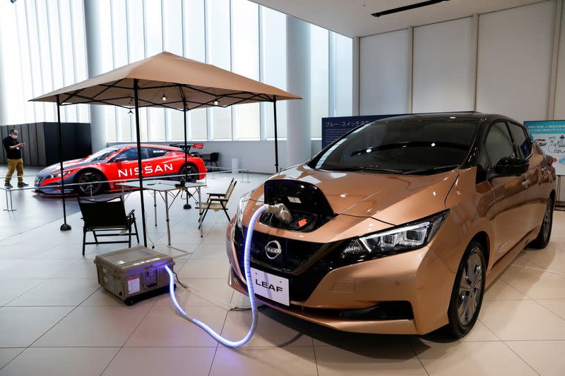 Un automóvil eléctrico Nissan Leaf y una batería portátil en exhibición en la Galería Nissan en Yokohama, Japón