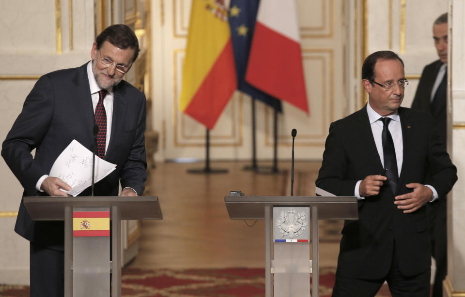 Spain's Prime Minister Mariano Rajoy, left, and French President Francois Hollande leave after a news conference following a Franco-Spanish summit at the Elysee Palace, in Paris, Wednesday, Oct. 10, 2012. (AP Photo/Christophe Ena)