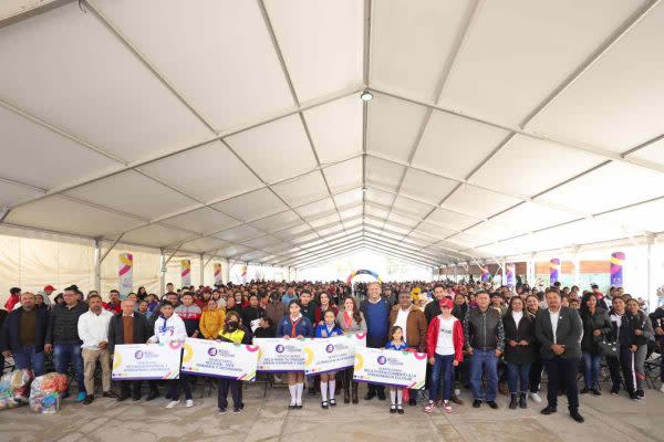 Entrega de becas en Jesús María, Aguascalientes.