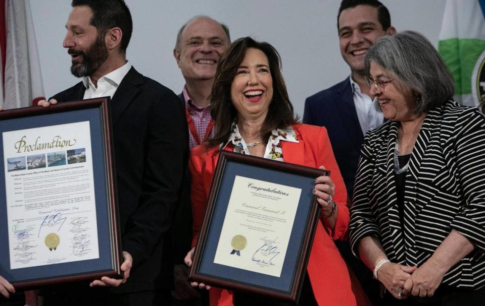 Miami, la FL, 20 de noviembre de 2022. Christine Duffy, CEO de Carnival Cruise Line, centro, durante el corte de cinta de la recién rediseñada y ampliada Terminal F de Carnival en PortMiami. También en la foto, de izquierda a derecha, están el CEO de Carnival Corp. & plc, Josh Weinstein, el recién elegido Comisionado del Distrito 12 de Miami-Dade, J. C. Bermúdez, Christine Duffy, el recién elegido Comisionado del Distrito 6 del Condado Miami-Dade, Kevin M. Cabrera y la alcaldesa del Condado Miami-Dade, Daniella Levine-Cava.