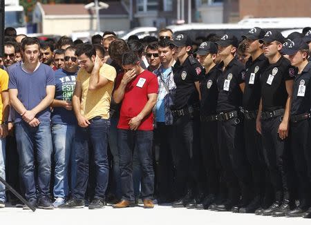 Relatives of police officer Muhammet Fatih Sivri mourn during his funeral ceremony in Istanbul, Turkey, July 27, 2015. REUTERS/Osman Orsal