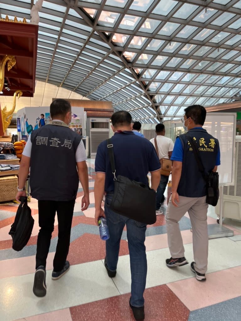 圖片說明:調查局與泰國警方聯手將張員逮捕到案回國歸案，將搭乘華航班機預計今日(19)晚間18時返抵國門。(記者宋紹誠翻攝)