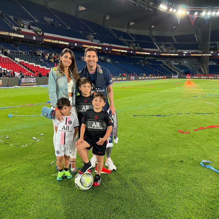 Antonela Roccuzzo y Lionel Messi junto a sus hijos Thiago, Mateo y Ciro