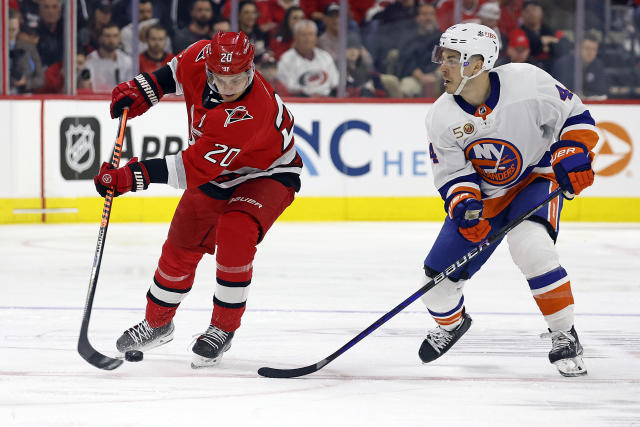 Jets cheer on Islanders in Game 4