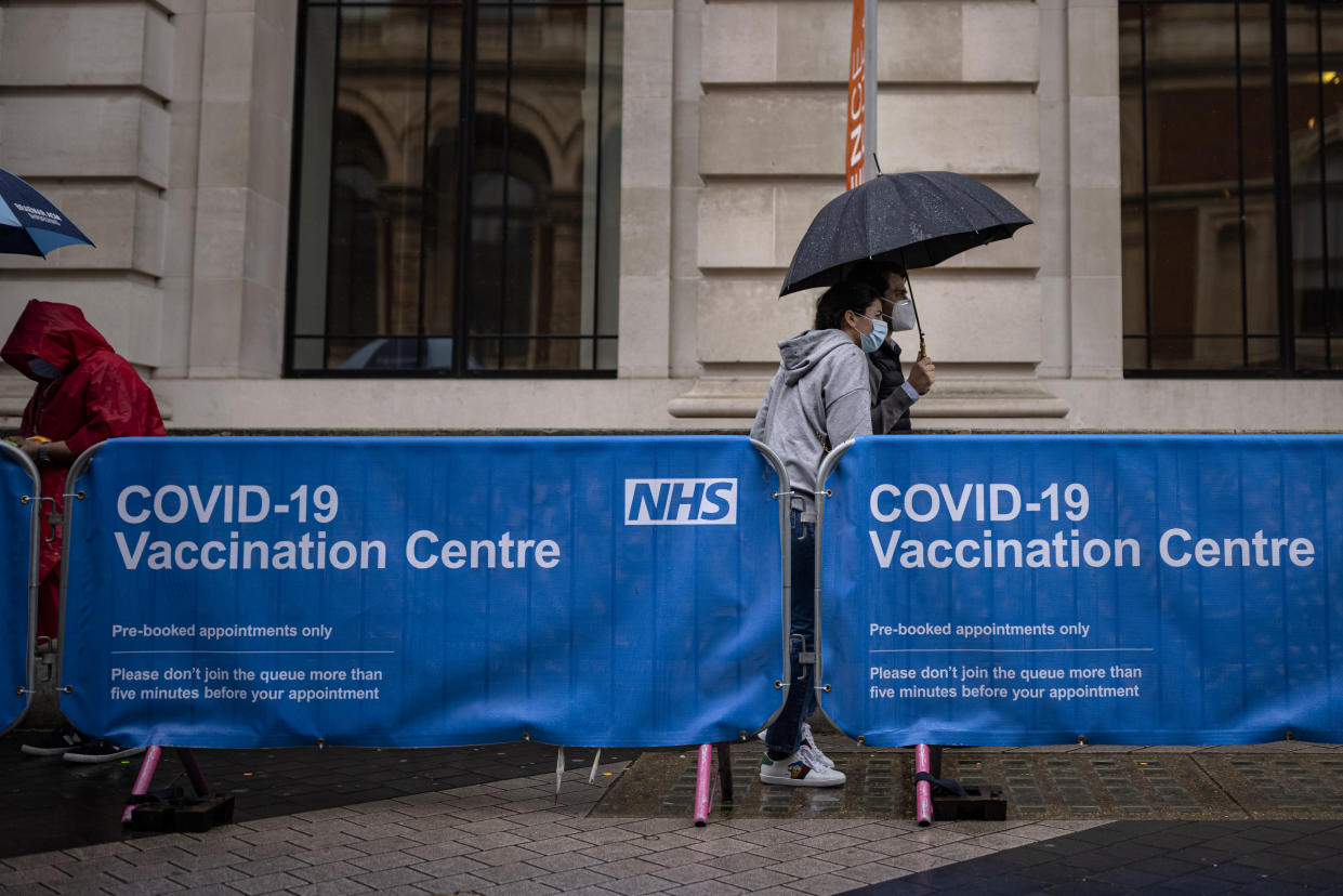 LONDON, ENGLAND - JUNE 04: Members of the public arriving at a Covid-19 vaccination centre at the Science Museum on June 04, 2021 in London, England. (Photo by Rob Pinney/Getty Images)