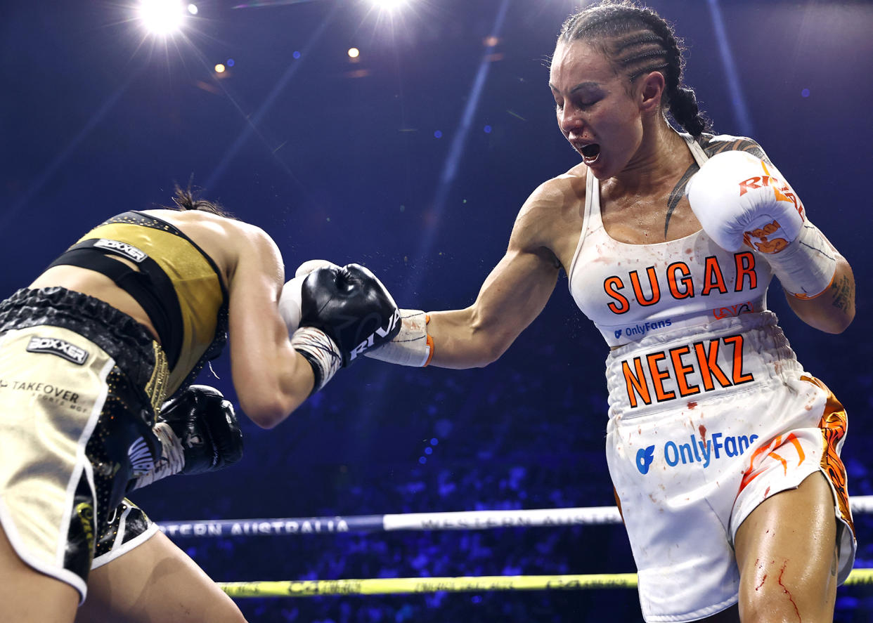 Cherneka Johnson (R) beat Nina Hughes on Sunday in Australia, but not without first believing she had lost. (Mikey Williams/Top Rank)