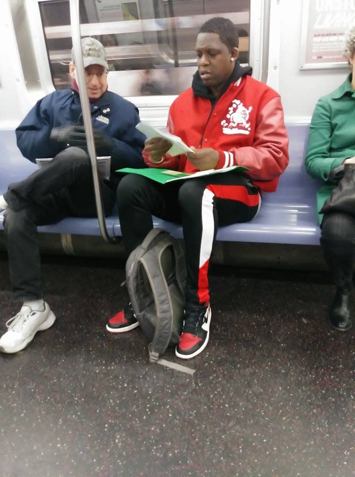 Corey Simmons (der.) recibe ayuda con la tarea de fracciones de su hijo de un hombre en el metro de Nueva York. El matemático benefactor no ha sido aún identificado. (Facebook / Denise Wilson)