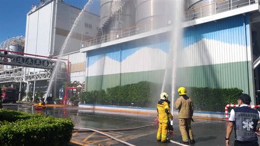 台塑林園廠竄出黑煙，消防到場灌救。（圖／翻攝畫面）