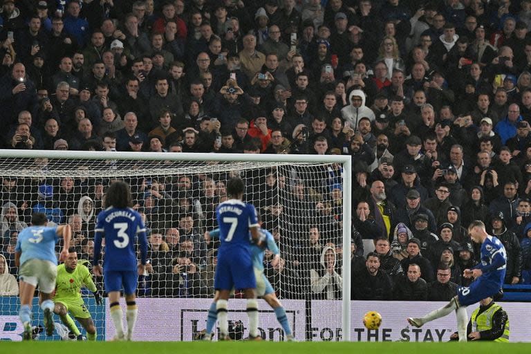 Cole Palmer, con pasado en Manchester City, anota el último gol del partido, con un penal para Chelsea