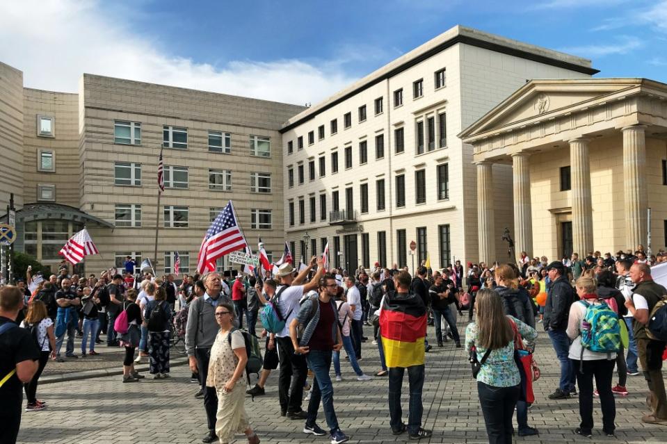 Ohne Mund-Nasen-Schutz und Abstand: Demonstranten auf dem Pariser Platz<span class="copyright">Dennis Meischen</span>