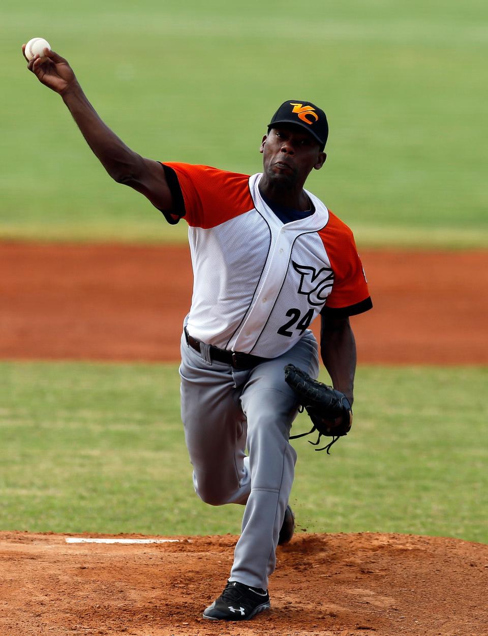 Cuba pitcher Vicyhandri Odelin throws a ball in the first inning of a Caribbean Series baseball game against Puerto Rico in Porlamar, Venezuela, Tuesday, Feb. 4, 2014. (AP Photo/Fernando Llano)