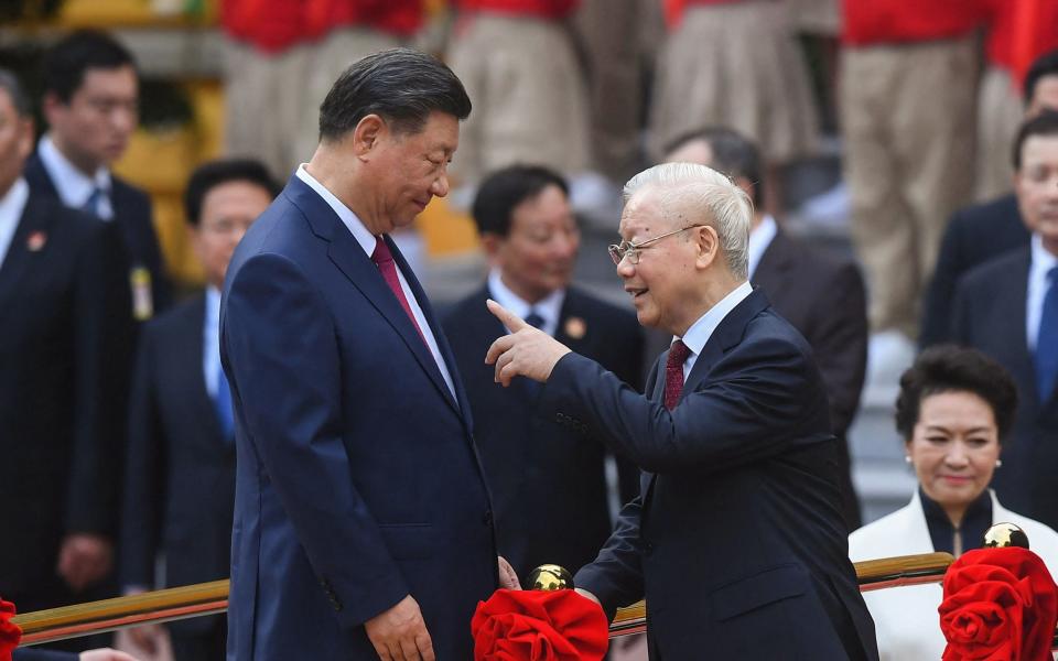 China's President Xi Jinping (L) and Vietnam's Communist Party General Secretary Nguyen Phu Trong