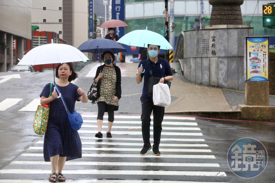 今各地夜晚清晨氣溫低，且水氣增多，全台恐下雨。（本刊資料照）