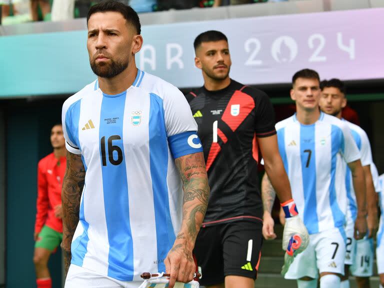 Gerónimo Rulli, detrás de Nicolás Otamendi, ingresa a la cancha durante  los Juegos Olímpicos