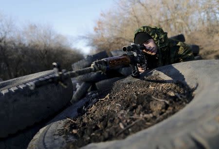 A Pro-Russian separatist poses at a checkpoint near the village of Hrabove (Grabovo) in Donetsk region, eastern Ukraine November 20, 2014. REUTERS/Antonio Bronic