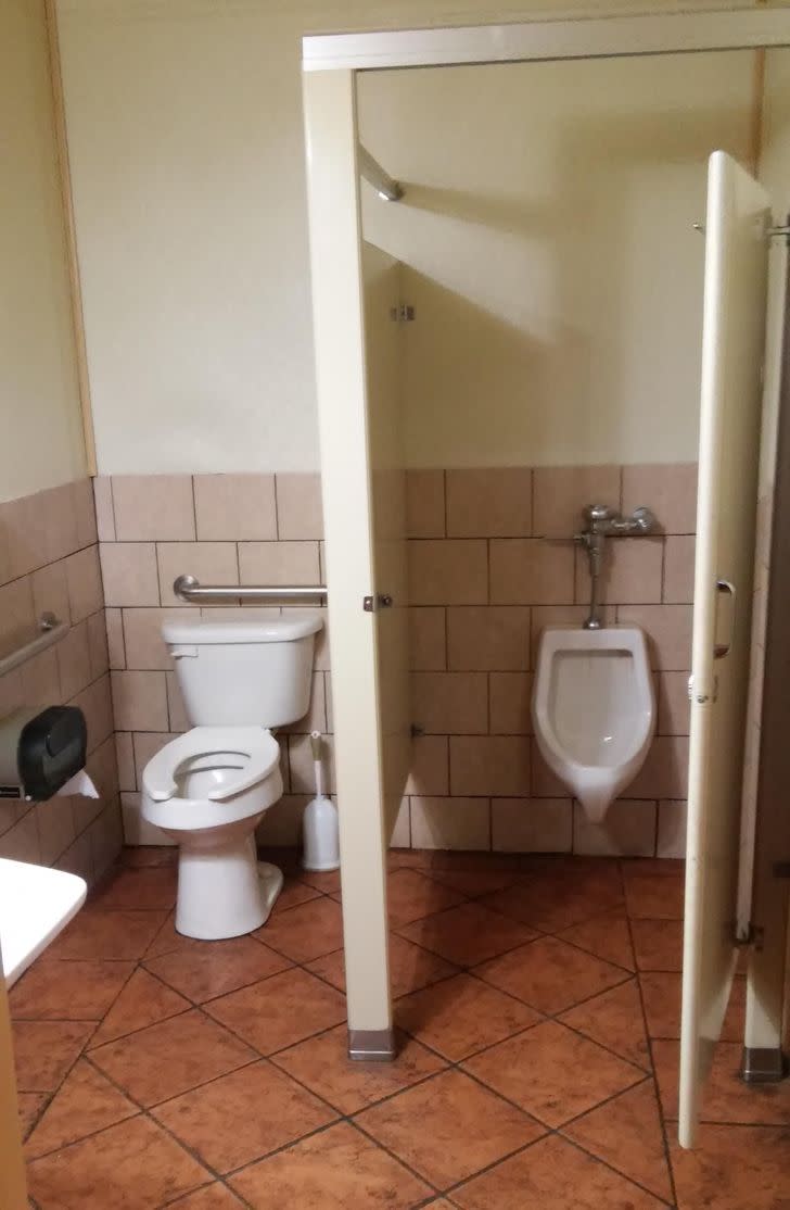 Parece que alguien se ha confundido a la hora de poner la puerta... (Foto: <a href="https://www.reddit.com/r/NotMyJob/comments/47a52x/hey_joe_did_you_get_that_urinal_and_toliet/" rel="nofollow noopener" target="_blank" data-ylk="slk:Reddit/Social_Hazard;elm:context_link;itc:0;sec:content-canvas" class="link ">Reddit/Social_Hazard</a>)