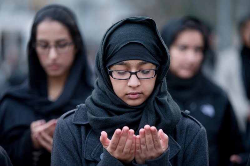 穆斯林在白宮外集會，一起祈禱（美聯社）