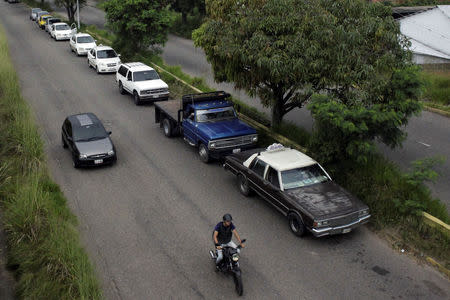 Una fila de vehículos a la espera de comprar combustible cerca de una gasolinera de PDVSA en San Cristóbal, Venezuela, nov 10, 2018. REUTERS/Carlos Eduardo Ramirez