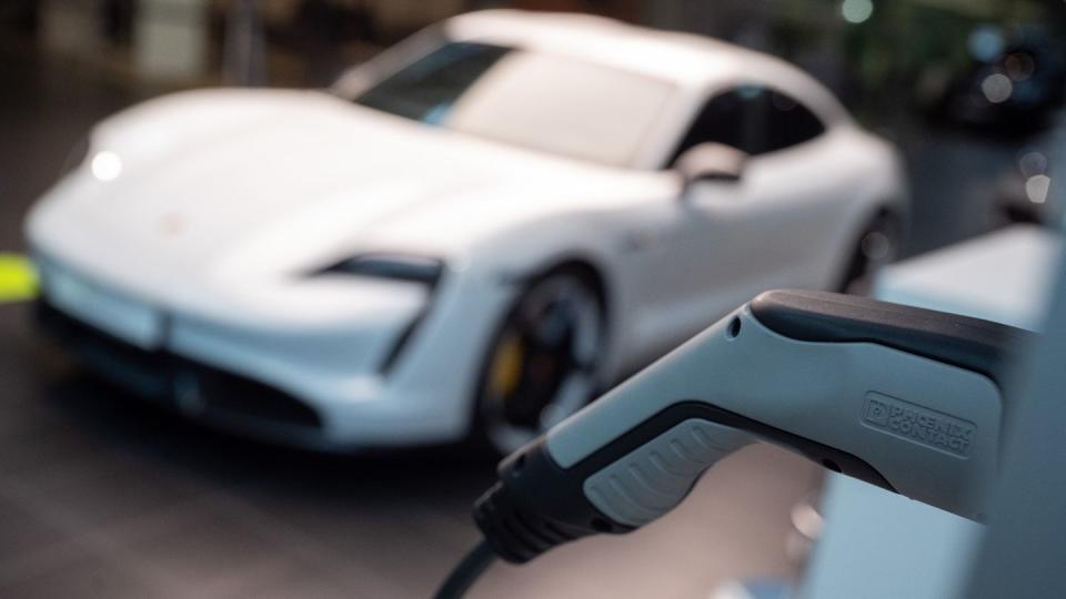 Ein elektrischer Porsche Taycan Turbo S.