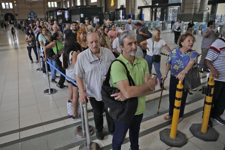 Retiro: Largas colas para comprar pasajes en tren a Mar del Plata y Pinamar