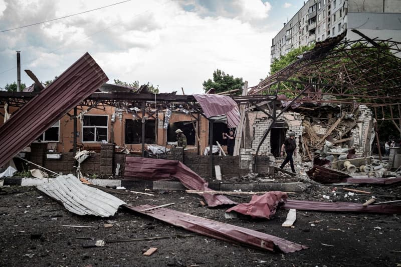 Rubble lies on the street after a bomb hit in the residential district of Oleksyvka. Nicolas Cleuet/Le Pictorium via ZUMA Press/dpa