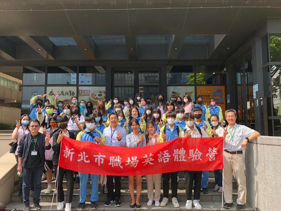 黎明技術學院與聖瑪莉丹麥麵包莊園攜手合作，提供高職學生透過多元情境模擬，提升學生職場與生活應用專業英文聽力與詞彙能力。新北市教育局技職科輔導員劉銘恩（左4）、聖瑪莉麵包莊園總經理陳麗玲（左5）。   圖：黎明技術學院提供