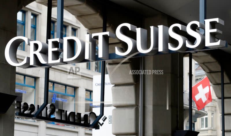 ▲瑞士信貸（Credit Suisse）今日再傳出壞消息，股價一度雪崩20％觸發「熔斷」暫停交易機制，也拖累歐洲銀行股跳水。（圖／美聯社／達志影像）