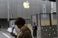 The Apple flagship retail store is pictured in San Francisco, California January 27, 2014. REUTERS/Robert Galbraith