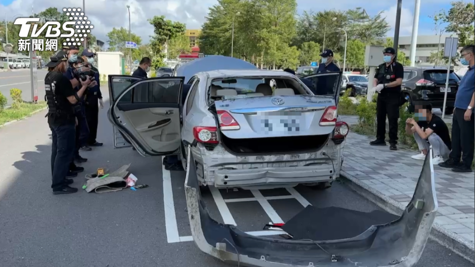 嫌犯倒車撞鐵門。（圖／TVBS）