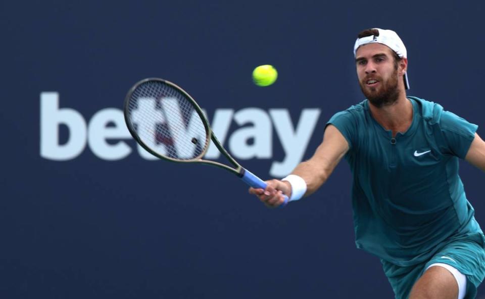 El ruso Karen Khachanov completó un partido brillante y se mostró incontestable ante el argentino Francisco Cerúndolo. Se medirá con su compatriota Daniil Medvedev este viernes por un puesto en la gran final.