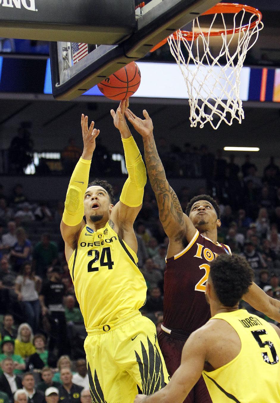 Oregon forward Dillon Brooks, left, and Iona forward Jordan Washington, right, battle for a rebound during the first half of a first-round game in the men's NCAA college basketball tournament in Sacramento, Calif., Friday, March 17, 2017. (AP Photo/Steve Yeater)