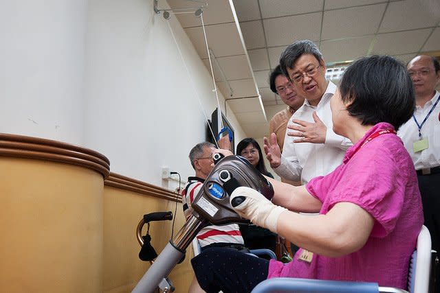 副總統陳建仁參訪基隆市中山區社區復健站，關心長輩復健過程。（總統府提供）