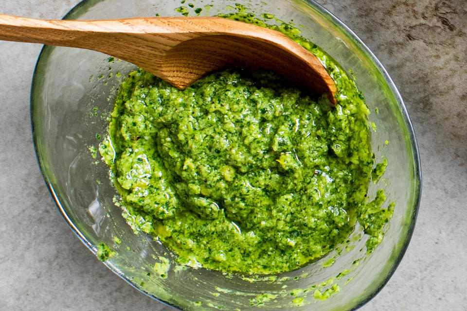 El pesto con perejil y cebolleta se mezcla en un platillo con frijoles anchos y mantequilla morena, en Nueva York, el 6 de febrero de 2021. (Andrew Scrivani/The New York Times).