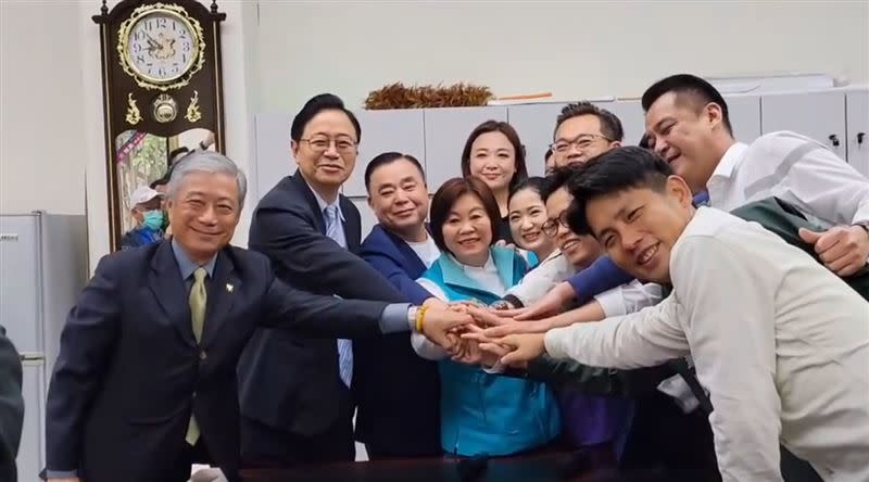 桃園市長張善政（左2）、議長邱奕勝（左3），以及法務局長賴彌鼎（左1），25日上午前往民進黨黨團致歉。