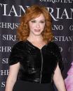 <p>“Es un tono que veremos mucho en verano, la temporada de sol, vacaciones. Úsalo para darle luminosidad al rostro y suavizar tus facciones”, dijo Serna. Inspírate en la actriz Christina Hendricks. <em>Foto: Angela Weiss/AFP/Getty Images </em> </p>