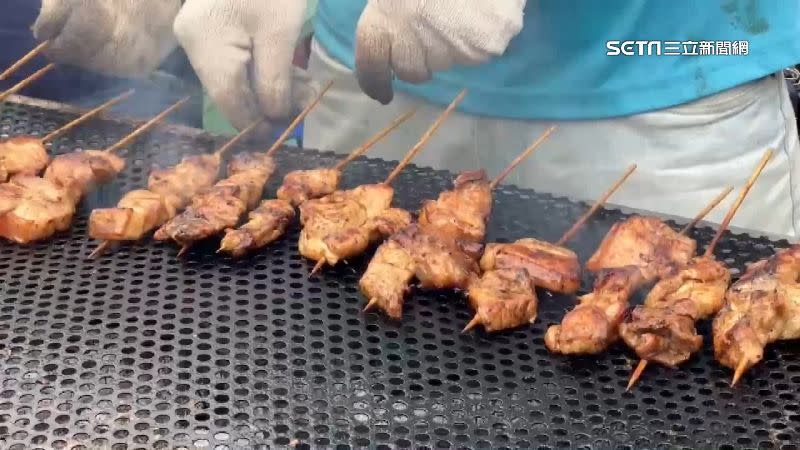 大甲媽祖回鑾開葷，回程點心站也紛紛準備烤肉、炸物等美食。