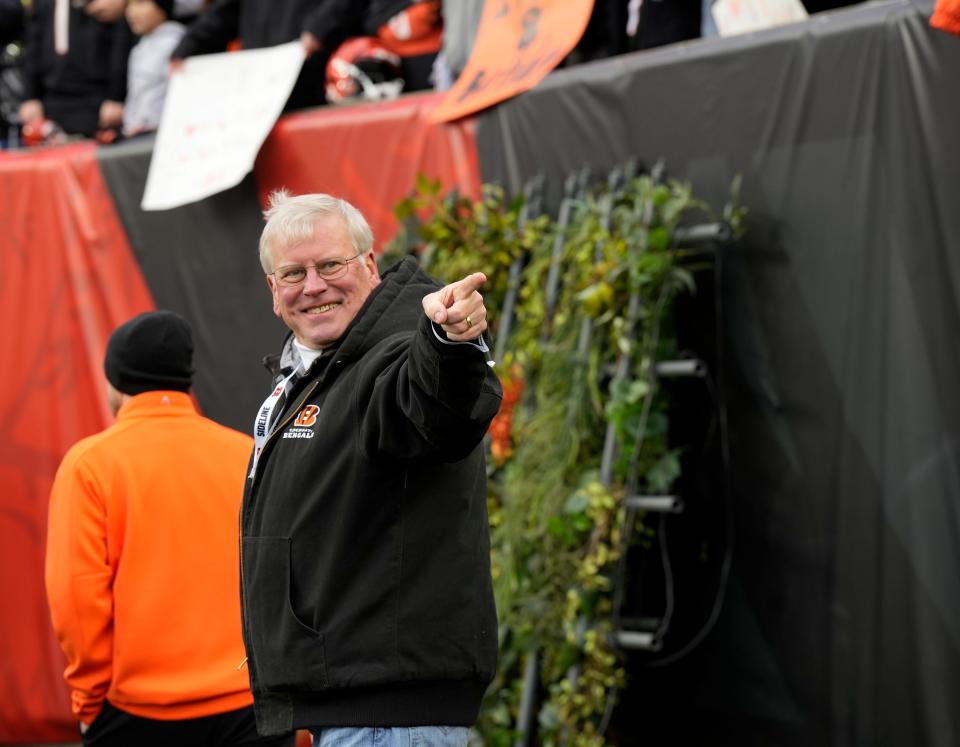 Joe Burrow's father, Jimmy, acknowledges fans Sunday