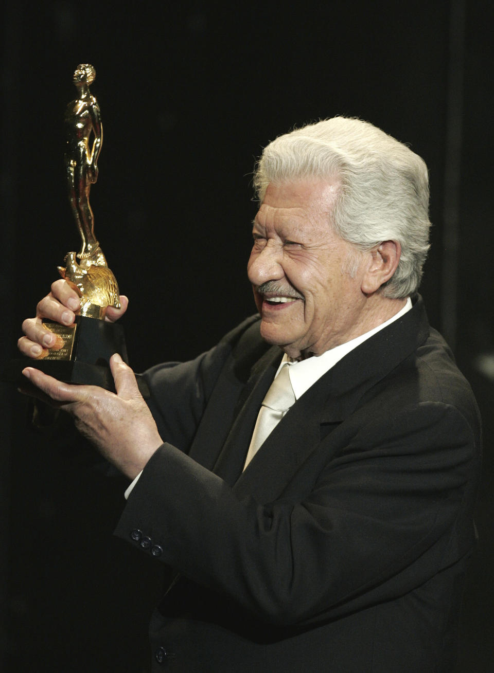 El actor mexicano Ignacio López Tarso posa con el Ariel de Oro a la trayectoria en la 49a entrega de los Premios de la Academia el 20 de marzo de 2007 en la Ciudad de México. López Tarso falleció el 11 de marzo de 2023 a los 98 años, informaron los familiares del actor y la Secretaría de Cultura de México. (Foto AP Eduardo Verdugo)