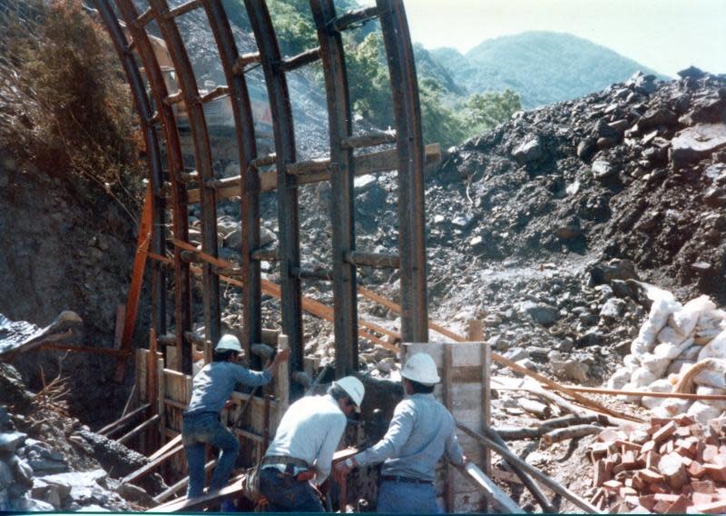 南迴鐵路沿線地形險峻，工程難度高，圖為當年建造中央隧道情景。（上善醫文化工作室提供）