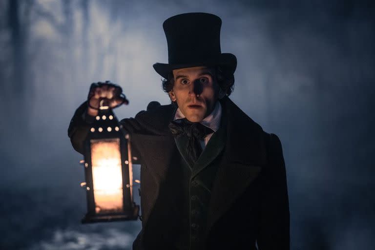 Henry Melling interpreta a Edgar Alan Poe en la película de Netflix Los crímenes de la academia