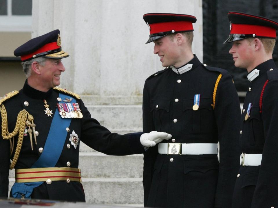 Jetzt sind sie nur noch selten gemeinsam zu sehen: Prinz Charles mit seinen Söhnen William und Harry. (Bild: imago/ZUMA Wire)