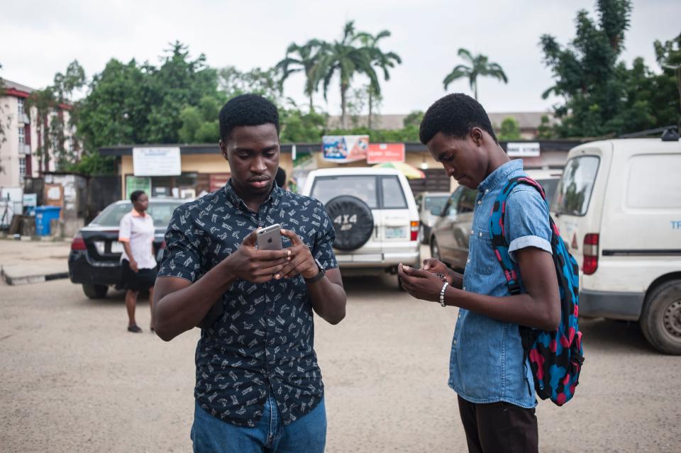 <p>Wie der Global Digital Report 2018 von “We Are Social” und “Hootsuit” belegt, nutzen mittlerweile mehr als vier Milliarden Menschen das Internet. Das bedeutet, dass über die Hälfte der Weltbevölkerung online ist. Die stärksten Wachstumsraten zeigen sich in Afrika mit jährlich mehr als 20 Prozent Wachstum an Internetnutzern über den gesamten Kontinent verteilt. Erschwingliche Smartphones und mobile Datentarife treiben die Wachstumsraten voran. (Bild: STEFAN HEUNIS/AFP/Getty Images) </p>