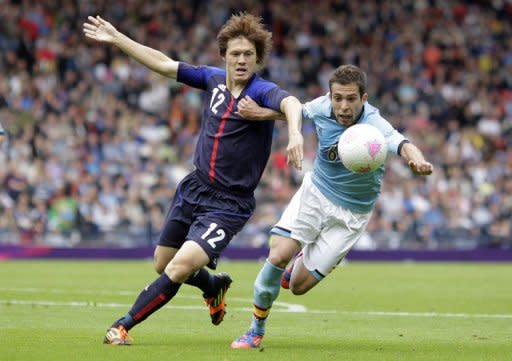 El español Jordi Alba (dcha) persigue al balón junto al japonés Gotoku Sakai, en el partido entre ambas selecciones en el grupo D del fútbol masculino de los Juegos Olímpicos de Londres, este jueves en el Hampden Park de Glasgow, en Escocia. Japón ganó 1-0. (AFP | Graham Stuart)