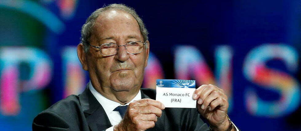 Paco Gento lors de la révélation des groupes du championnat d'Europe de football, le 28 août 2014.
