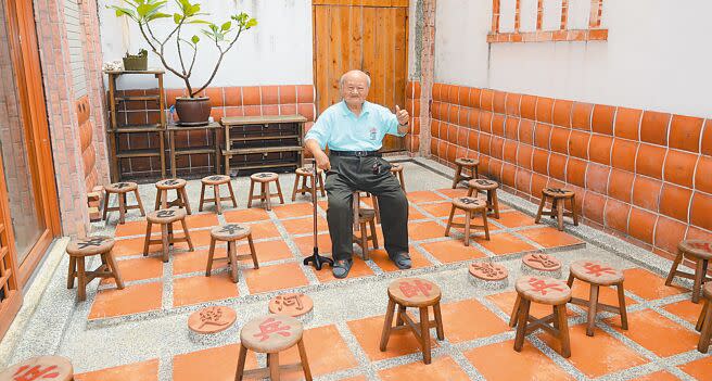 中外餅舖第三代傳人余榮欽已經91歲高齡，他坐在中外餅舖的棋盤上拍照。（林瑞益攝）