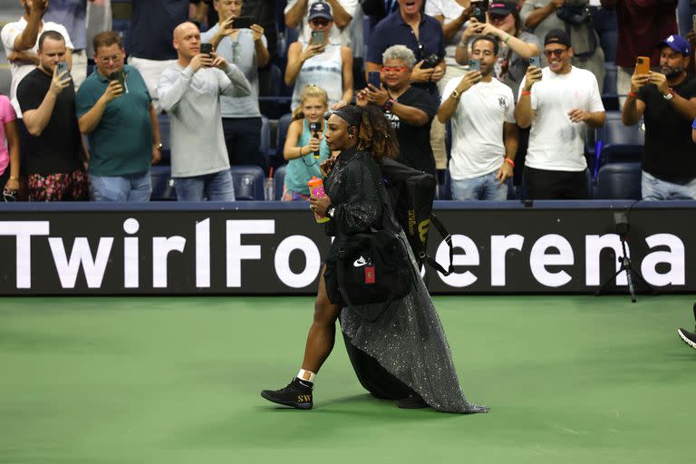 Siempre distinta, vestida para una ocasión única: Serena Williams y su singular outfit para su primer partido en este US Open, el último de su carrera