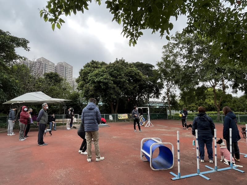 新北市動保處推認養後訓犬課程 為鼓勵民眾在動物之家認養，減少退回率，新北市動 保處11日表示，持續推出免費認養後訓犬課程，由專 業訓犬師幫忙協助解決狗狗行為問題，飼主可帶狗狗 到板橋毛寶貝生命教育園區上課，與訓犬師一同訓練 毛寶貝。 （新北市動保處提供） 中央社記者楊侃儒傳真  113年4月11日 